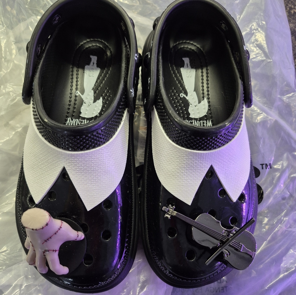 Crocs: Wednesday Clogs Sz 7 Womens